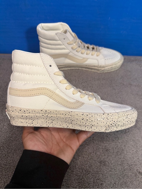 Vans Shoes - Vans
Sk8 hi
Spotted
Brand new